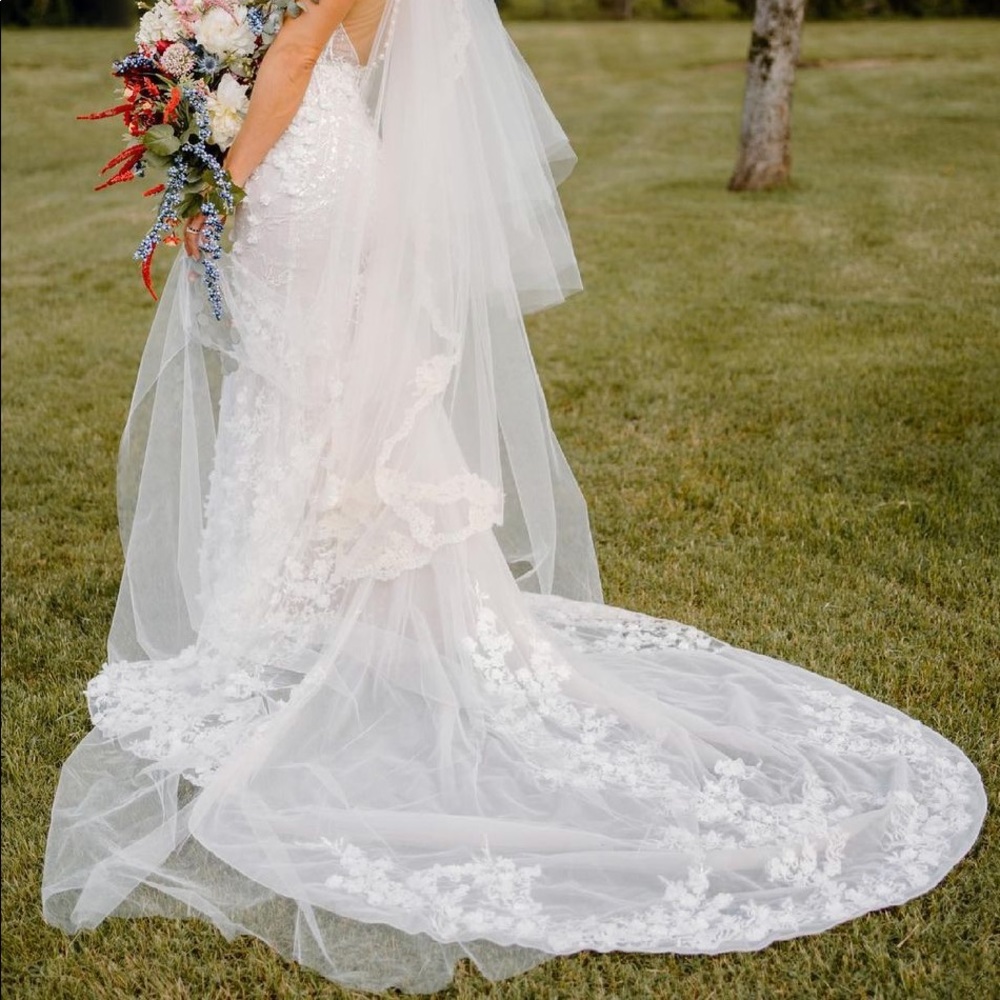 BERTA 17-114 wedding dress, Berta vail & dress bag - Picture 2 of 6